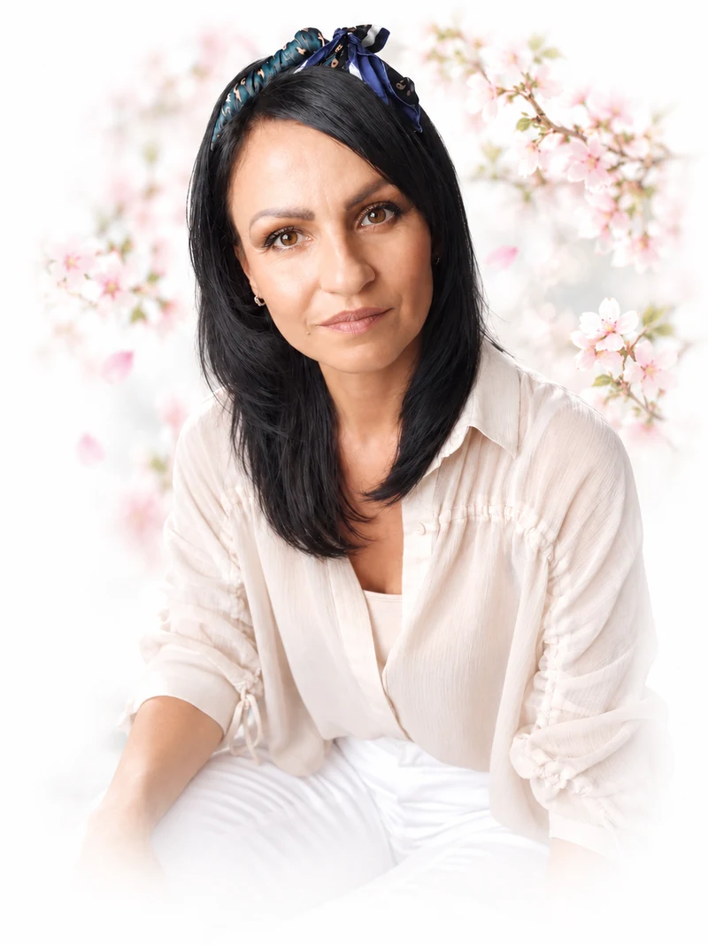 Agnieszka Zblewska — portret w otoczeniu delikatnych kwiatów wiśni